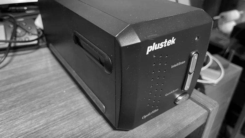 Plustek OpticFilm 8200i AI scanner