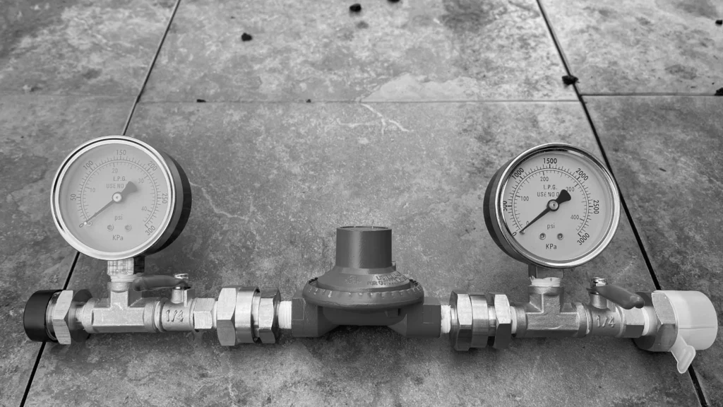 Gas pressure regulator with high-pressure and low-pressure gauges